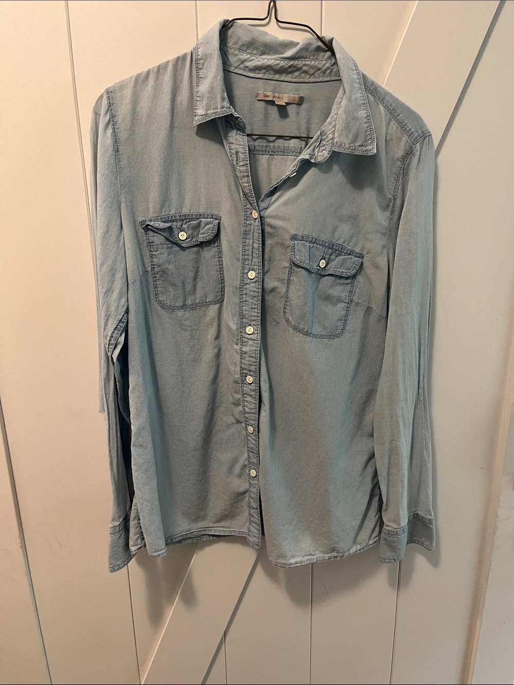 GAP Light Denim Blue Men's Button-Up Shirt with Chest Pockets